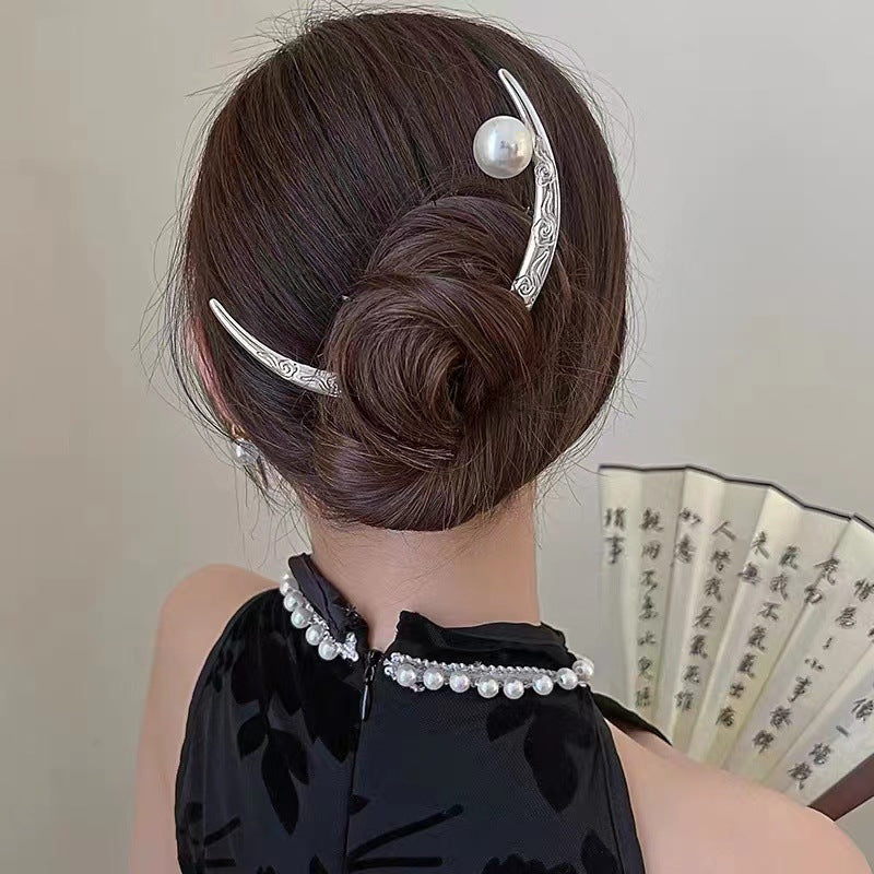 Chinese Women With Hairpins On The First Quarter Of  Moon