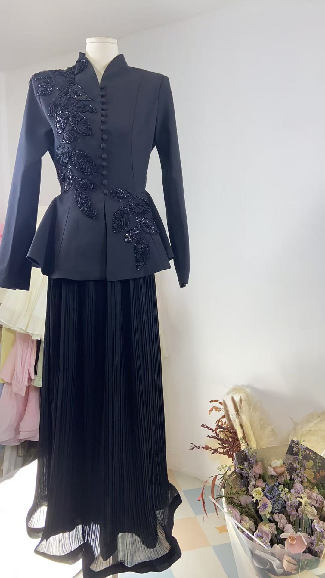 Design A Retro Embroidered Suit And Pleated Skirt Set For International Trade