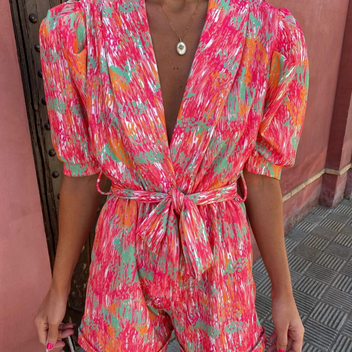 Jumpsuit med dyb V-hals, pufkortærmer, print, elastisk talje og lommer