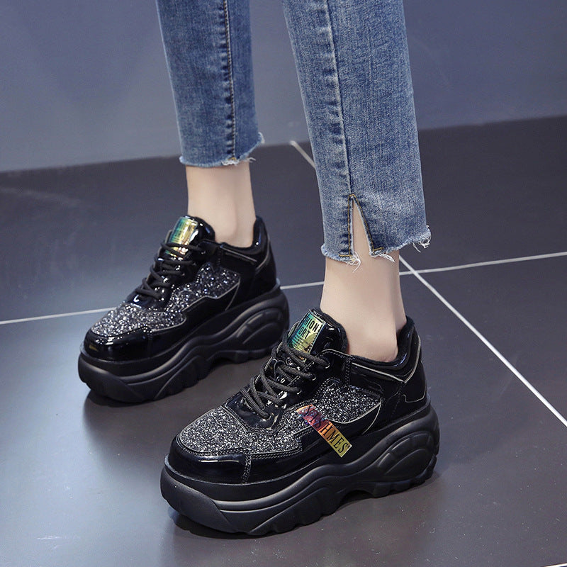 Mode-sneakers i laklæder til studerende: Trend