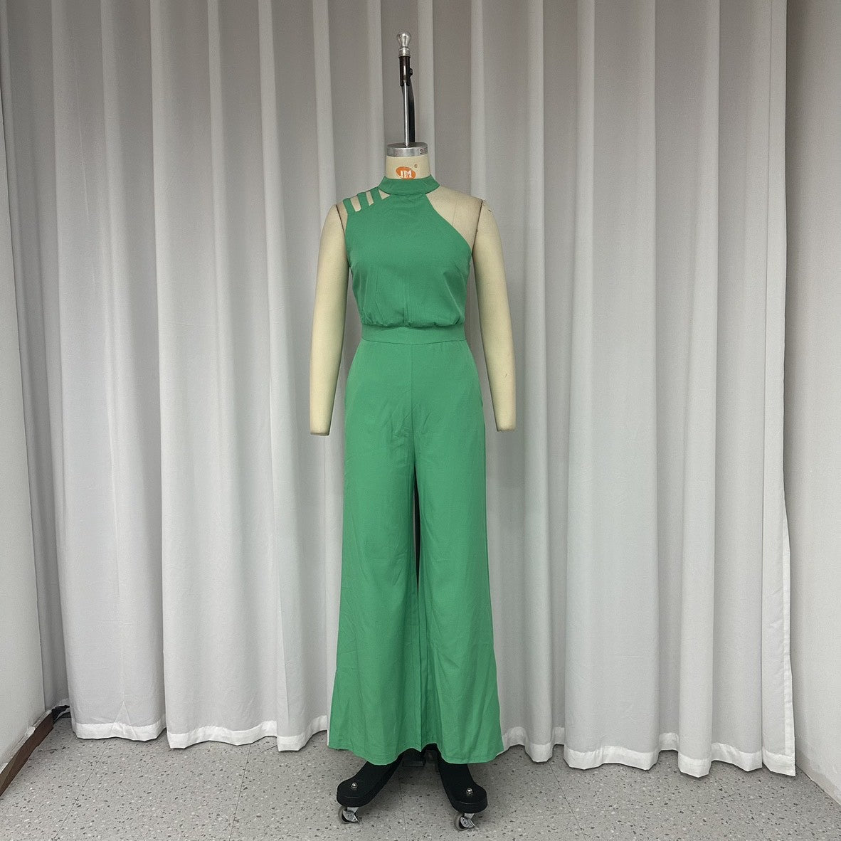 Afslappet ensfarvet jumpsuit med uregelmæssig udskæring