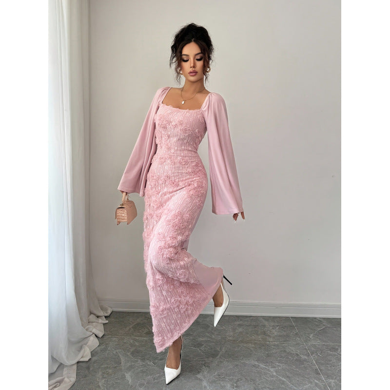 Fashionabel og elegant blomsterdekoreret langærmet kjole med firkantet halsudskæring og trompetærmer