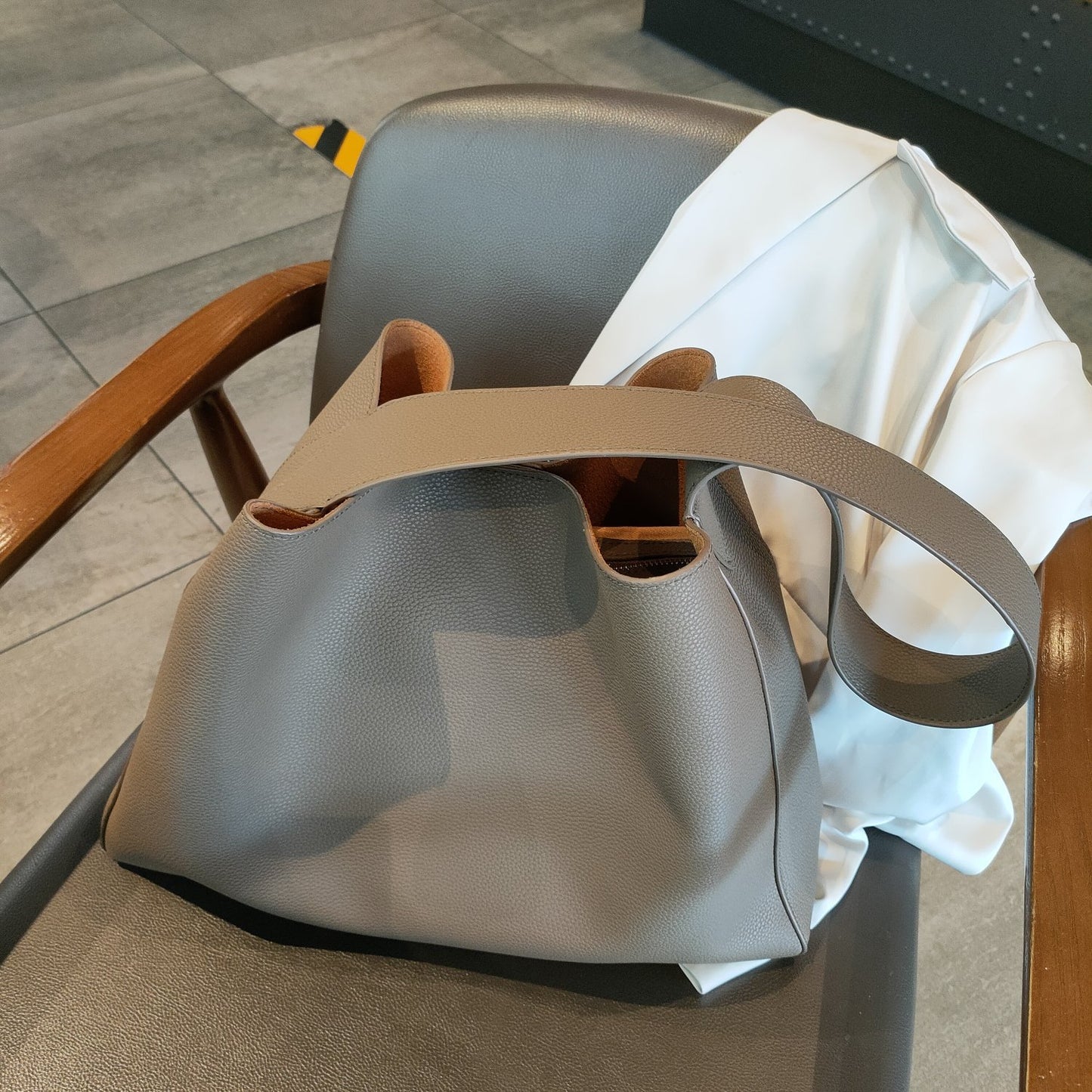 Simple Large Capacity Commuting Bag Advanced Sense