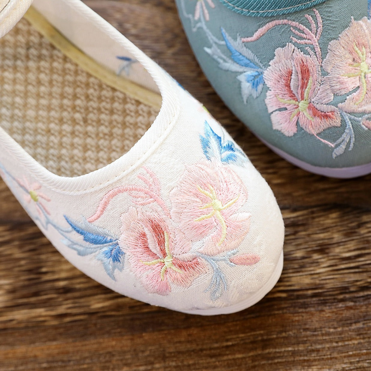 Chinese Style Round Head Embroidered Female Flat Cloth Shoes