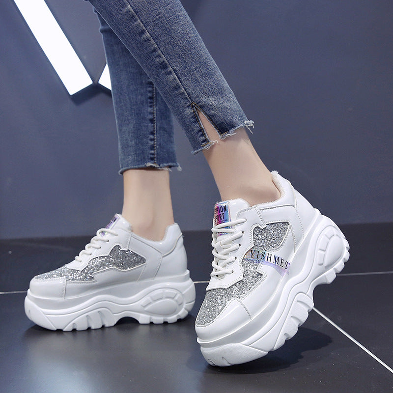Mode-sneakers i laklæder til studerende: Trend