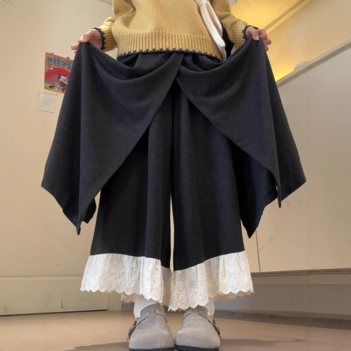 Damebukser med brede ben og blondekant