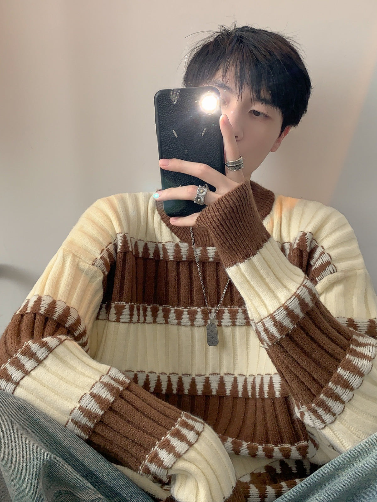 Stribet sweater med kontrastfarver i japansk retrostil