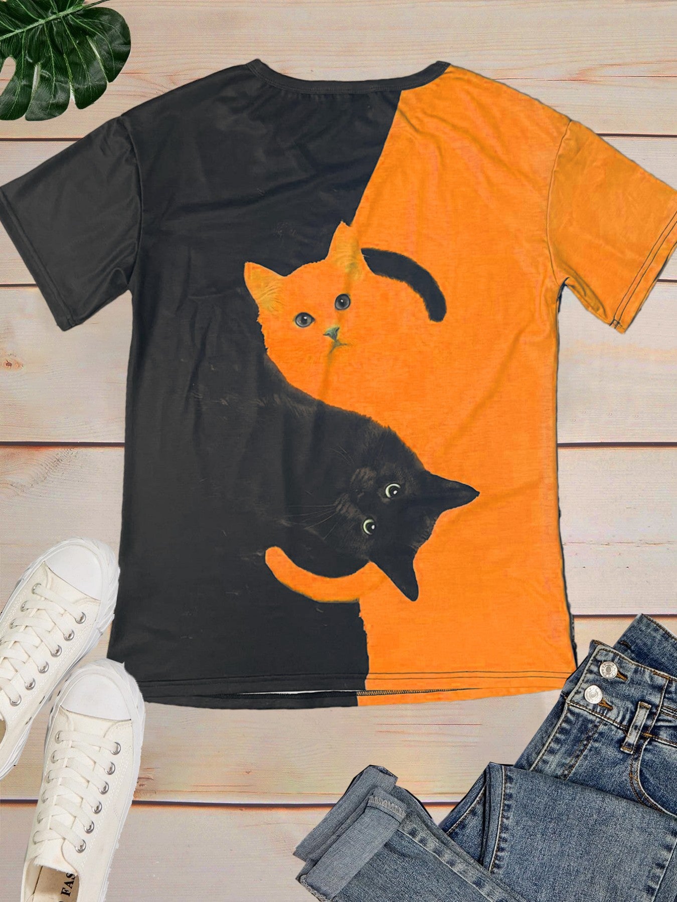 European And American V-neck Short-sleeve T-shirt With A Digital Print Of Small Animals