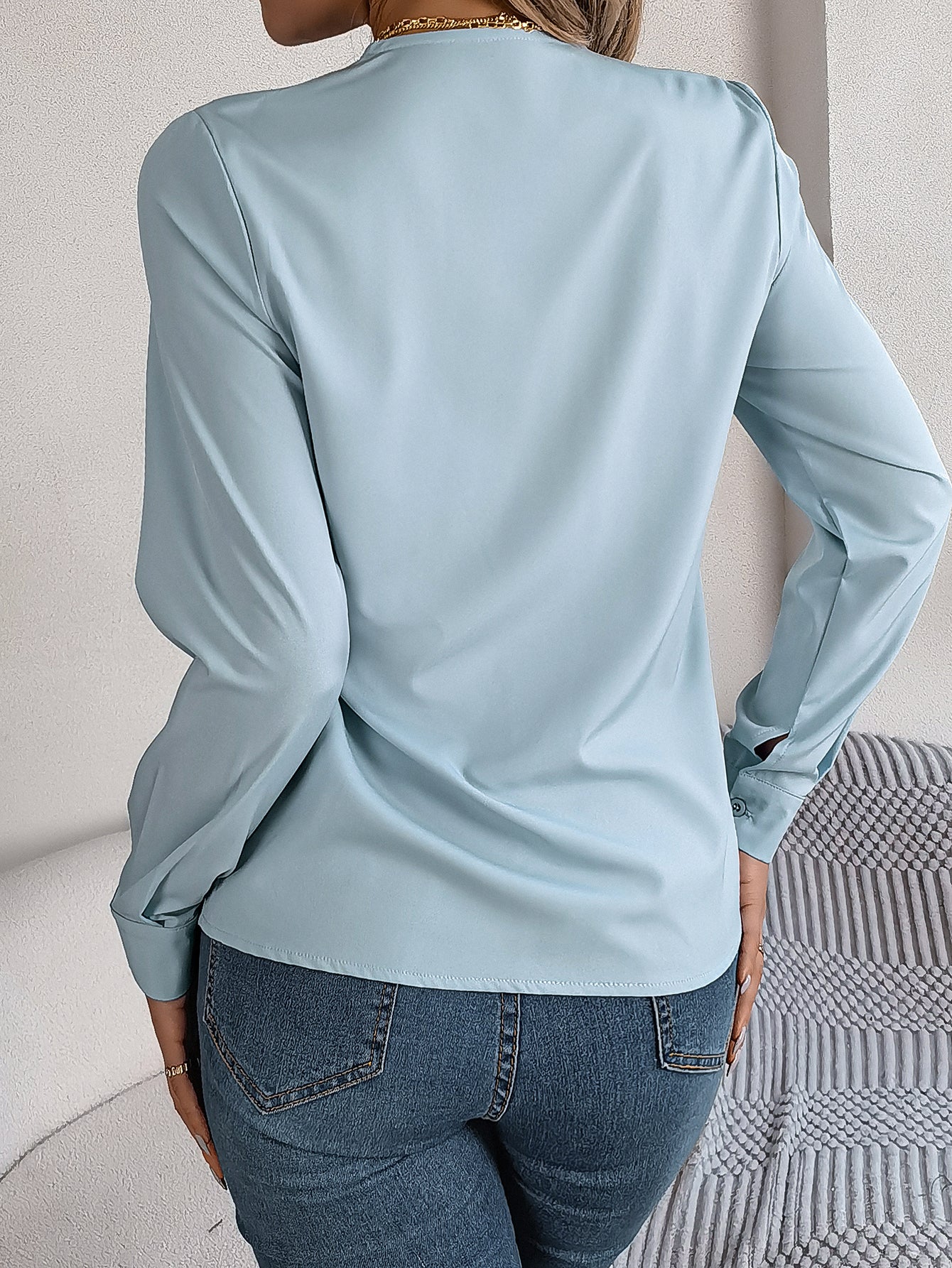 Elegant ensfarvet lagdelt V-halsbluse med lange ærmer