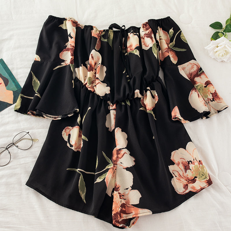 Off-shoulder buksedragt med blomsterprint og flæsede ærmer med bindebånd