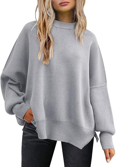 Strikket sweater med rund hals, løs pasform og slidser i siderne. Ensfarvet sweater med flagermusærmer til kvinder.