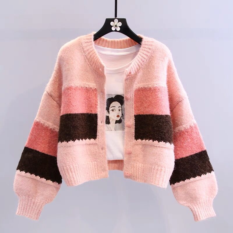 Kort strikket retrocollege-sweater med rund hals til foråret og efteråret