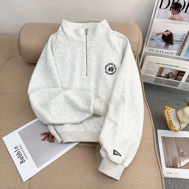 Broderet halvlynlåset sweater med opretstående krave