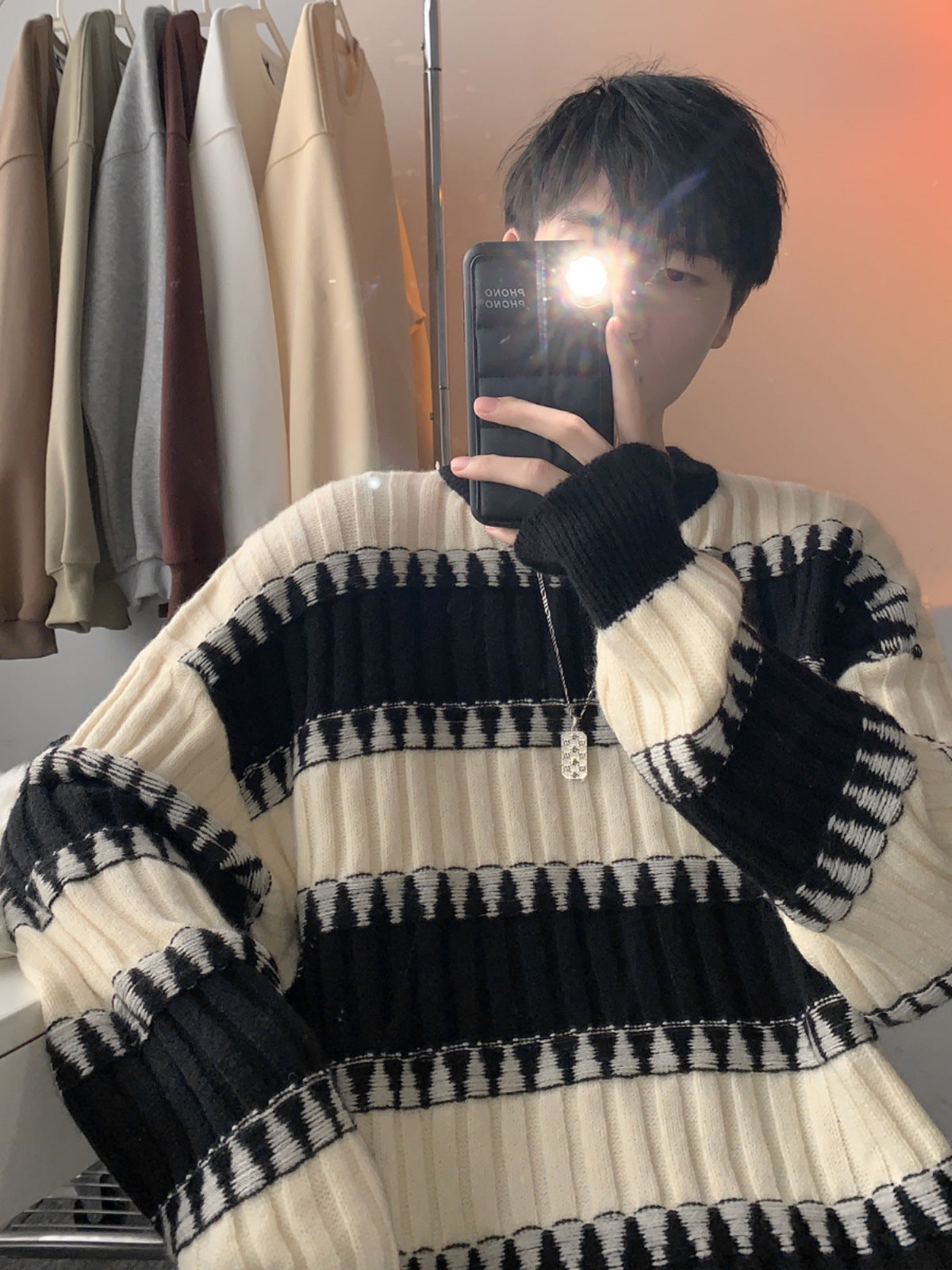 Stribet sweater med kontrastfarver i japansk retrostil