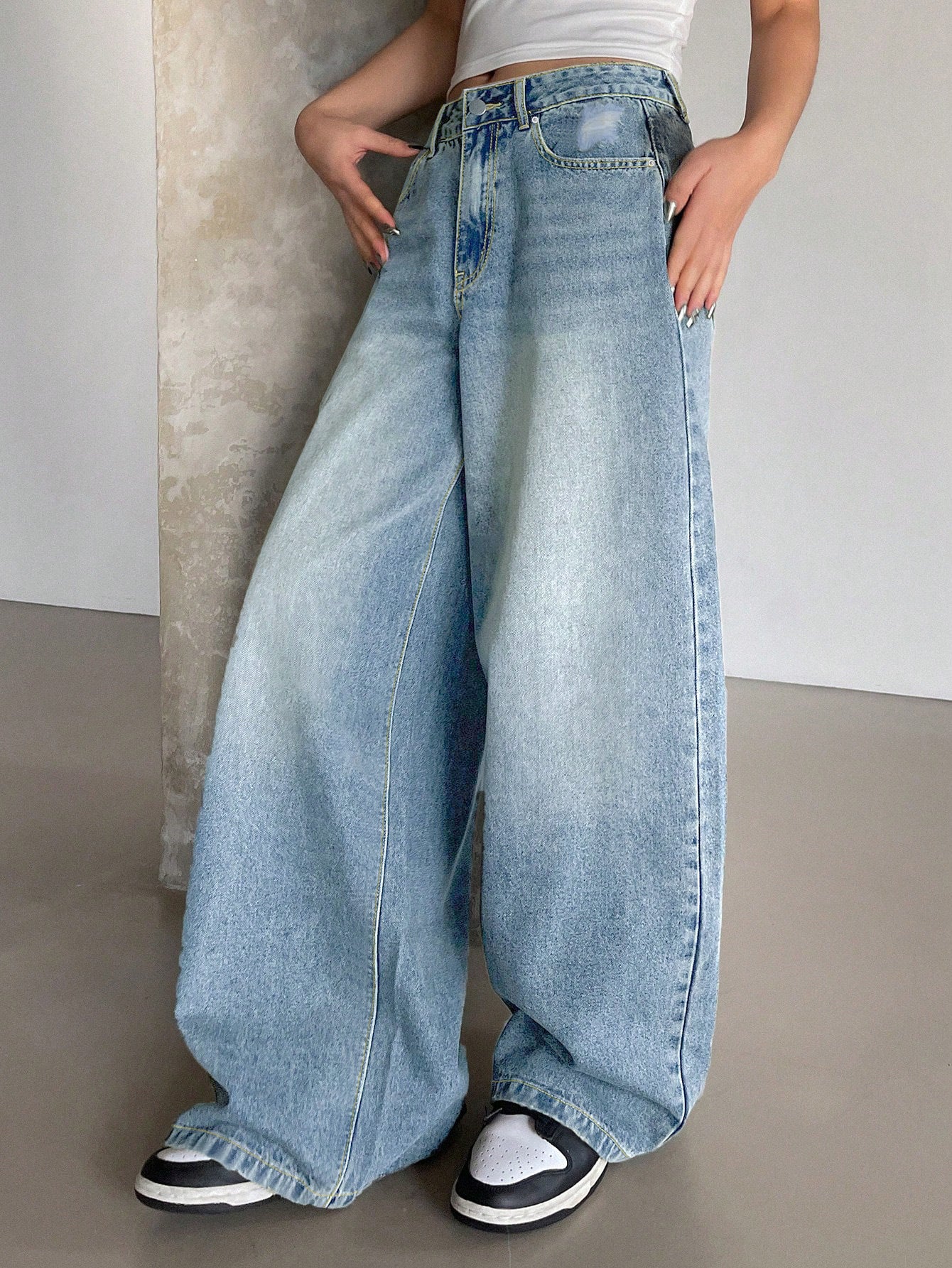 Vandvaskede blå ekstra lange jeans med brede ben og gulvlængde