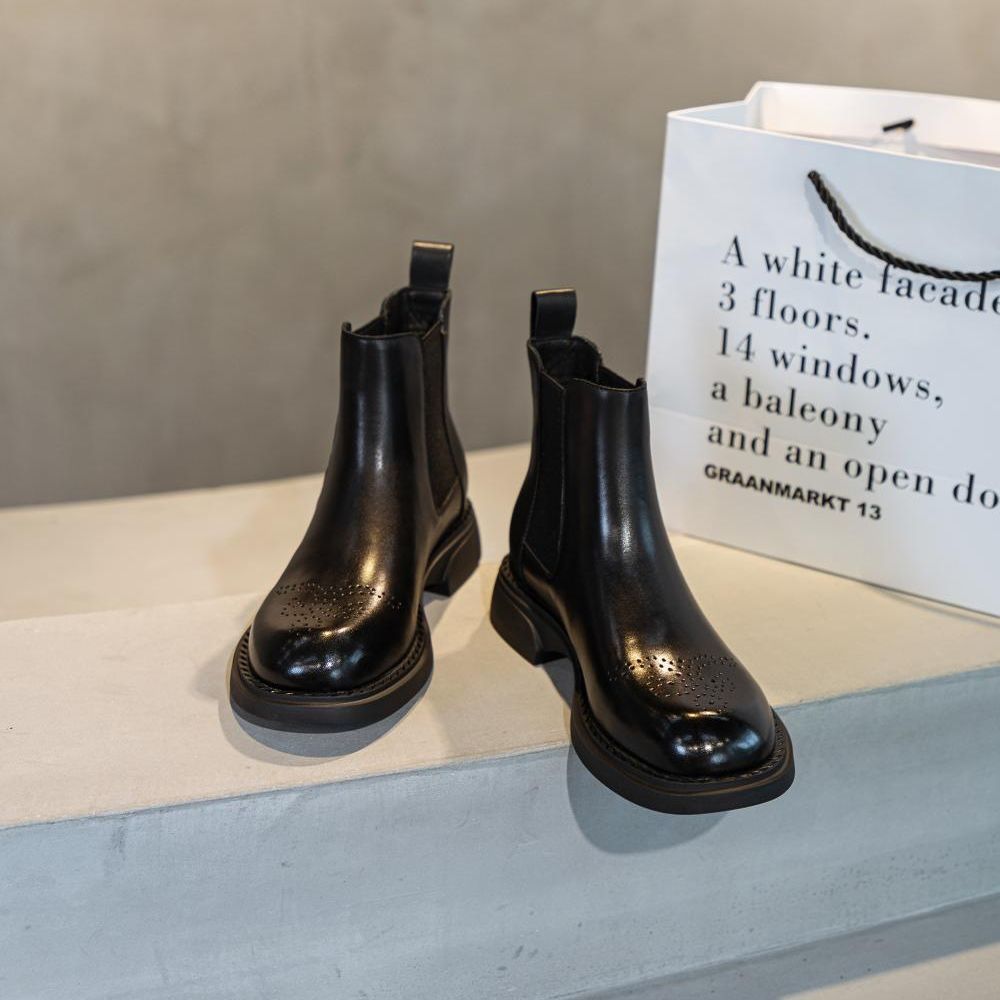 Carved Flat Bottom Fleece-lined British Style Ankle Boots
