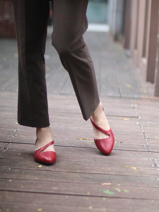 Women's Pointed Toe Slanted Flat Hollow Vintage Leather Sandals