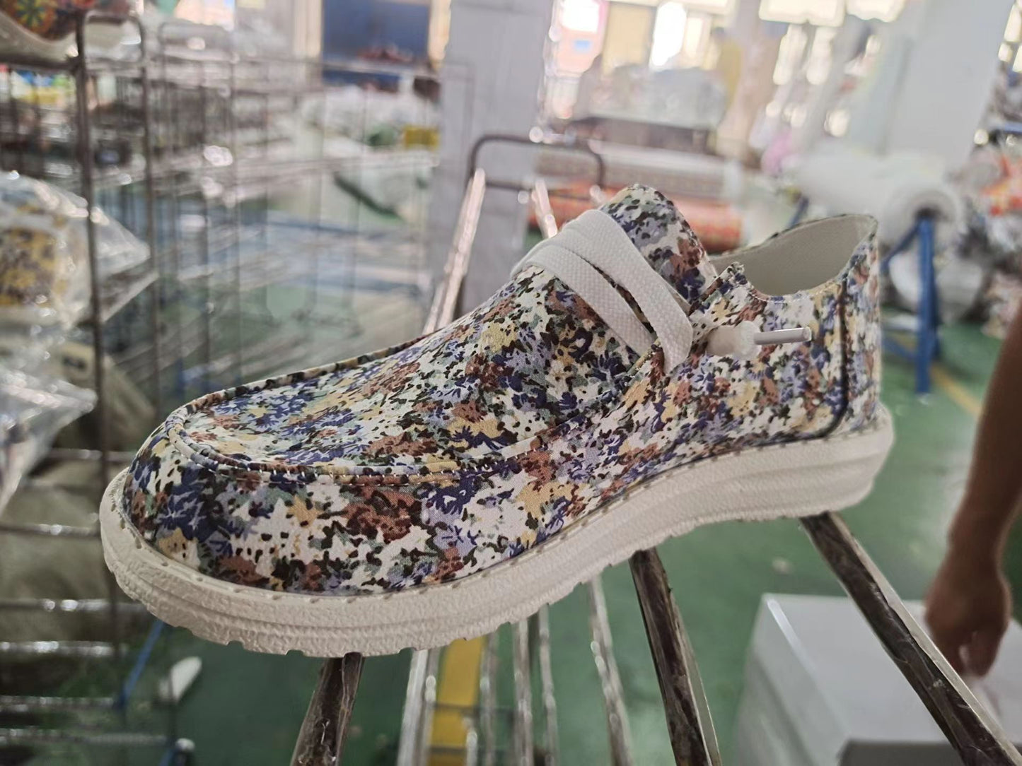 Women's Fashionable Simple Graffiti Ethnic Style Canvas Shoes