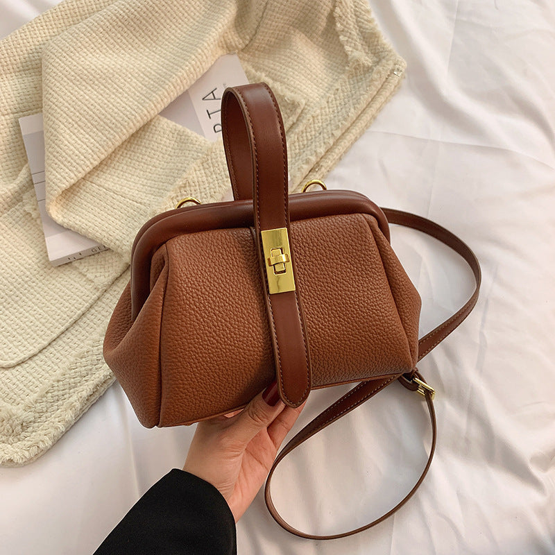 Shoulder Bag Is Fashionable And Stylish