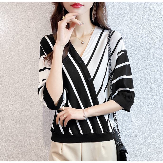 High-quality V-neck Knit Top Thats Loose-fitting And Slimming