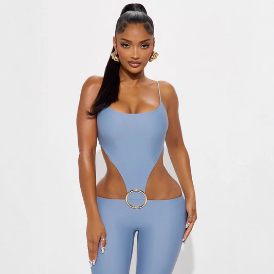 Kvinders moderigtige og sexede hule stroptop med tætsiddende jumpsuit med høj talje