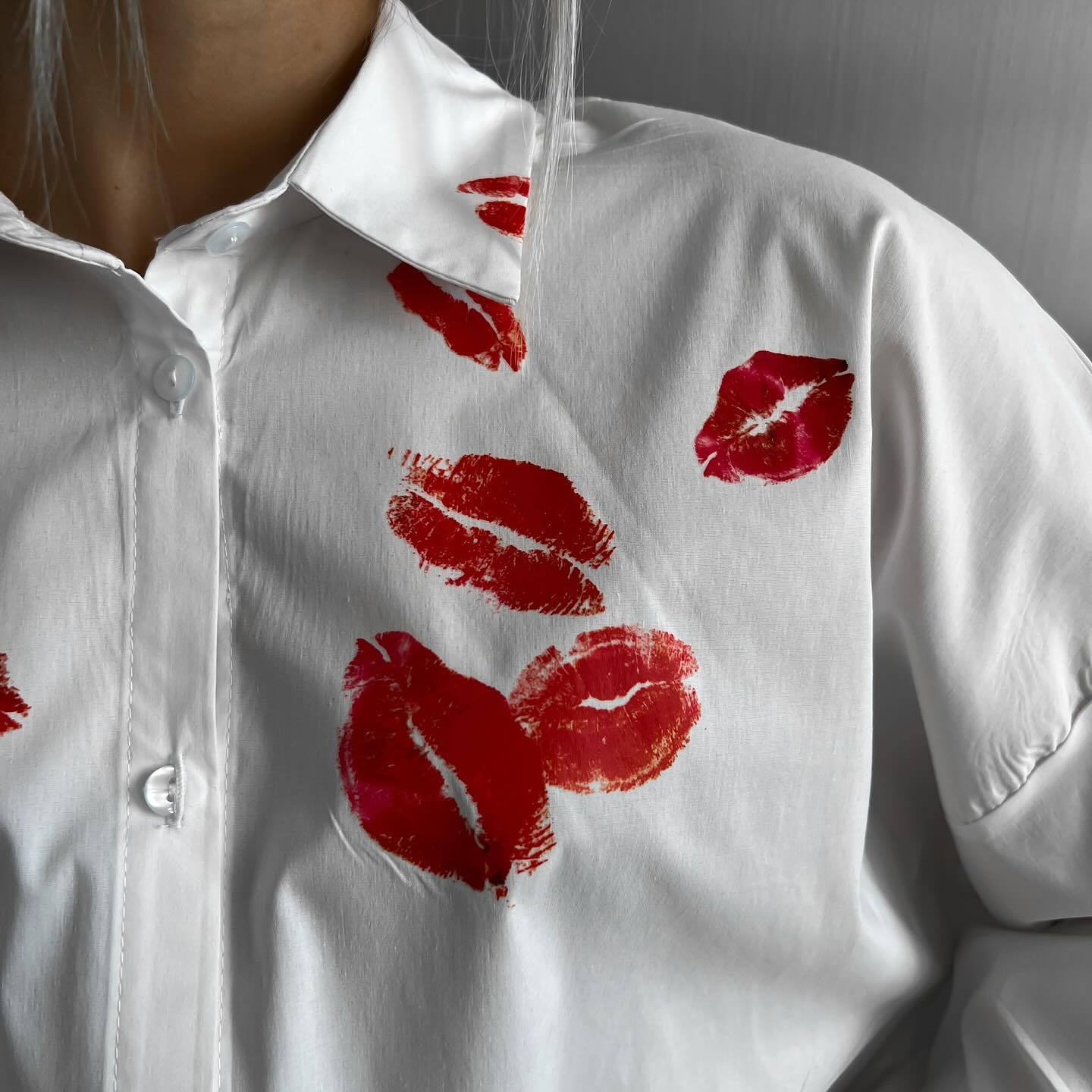 Dame T-shirt med røde læber-print