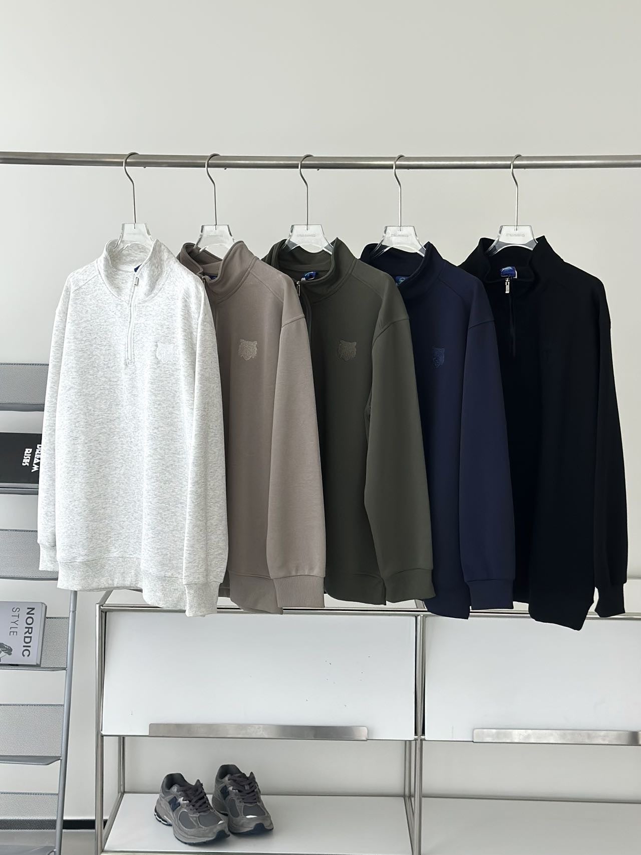 Retro Embroidered Half-placket Stand-up Collar Sweatshirt