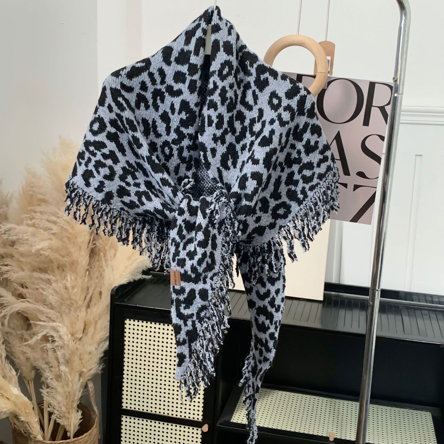 Varmt og stilfuldt leopardfrynset tørklæde sjal to-i-én