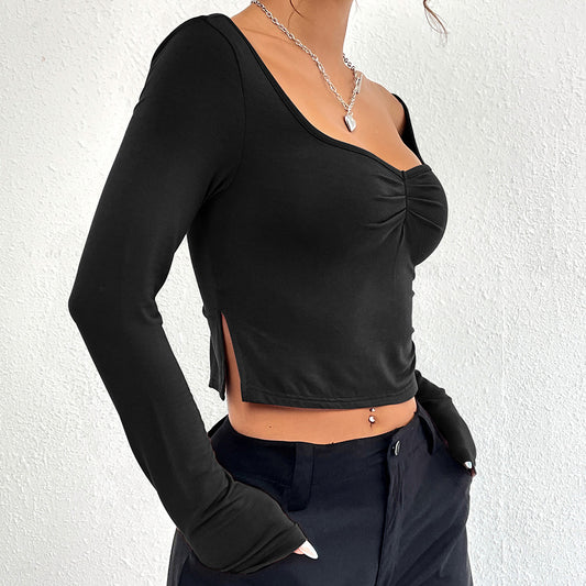 Moderigtig slim-fit langærmet T-shirt til kvinder med V-hals og slids i kanten