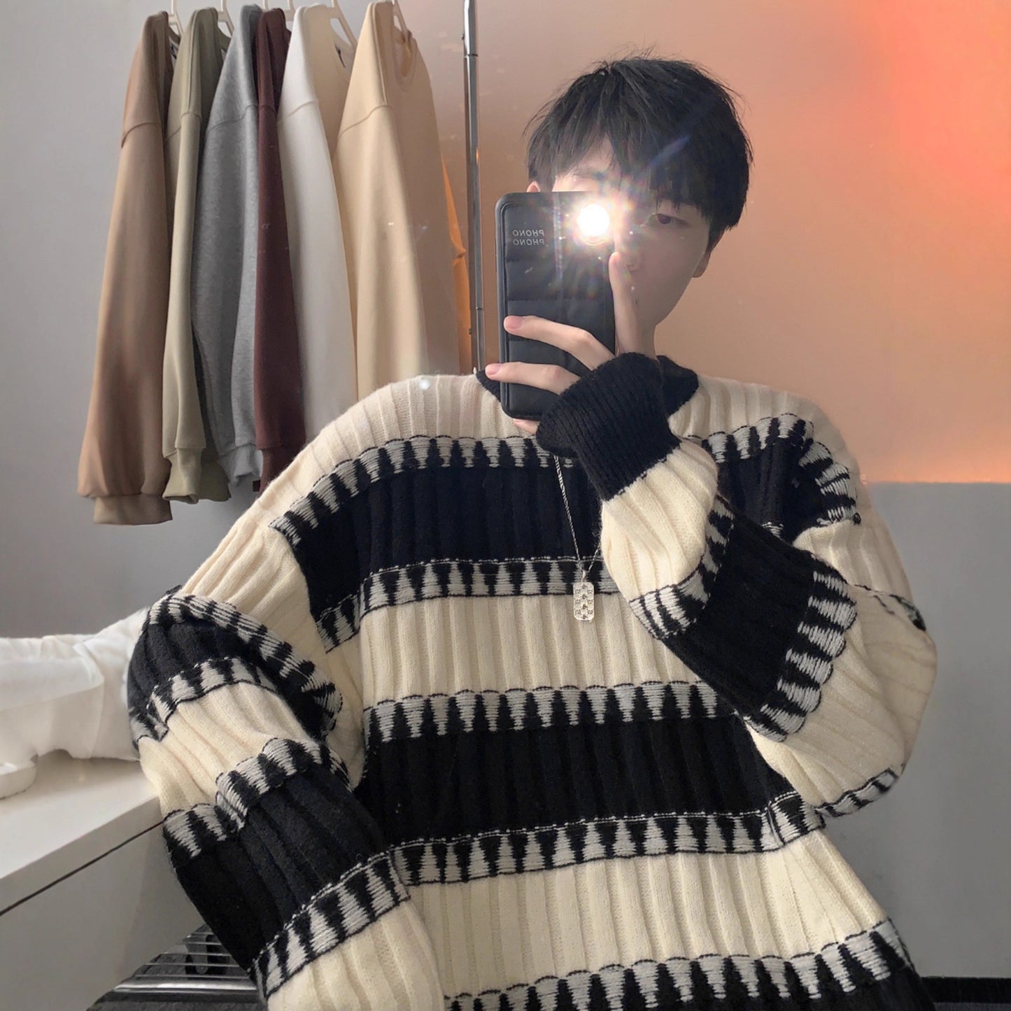 Stribet sweater med kontrastfarver i japansk retrostil