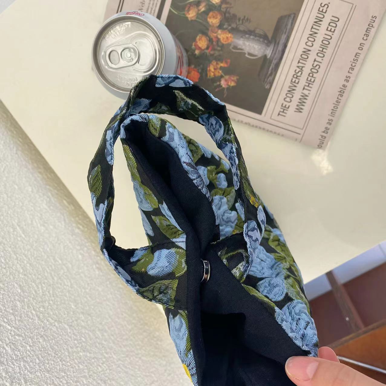 Vintage Flowers Carry Three-dimensional Brocade Under Armpits