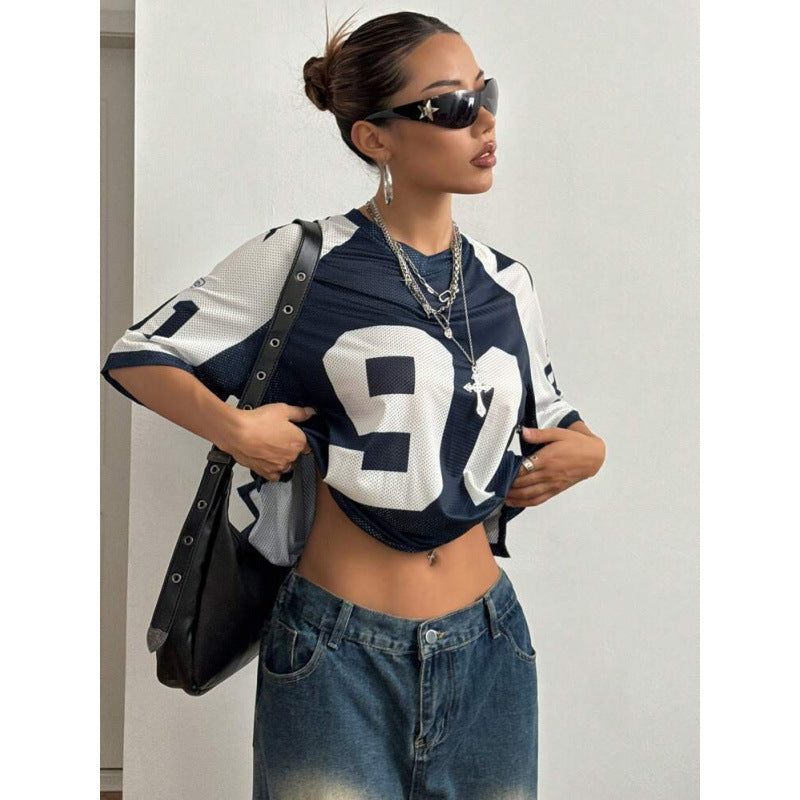 Sporty T-shirtjersey med mesh og tryk i kontrastfarver og korte ærmer