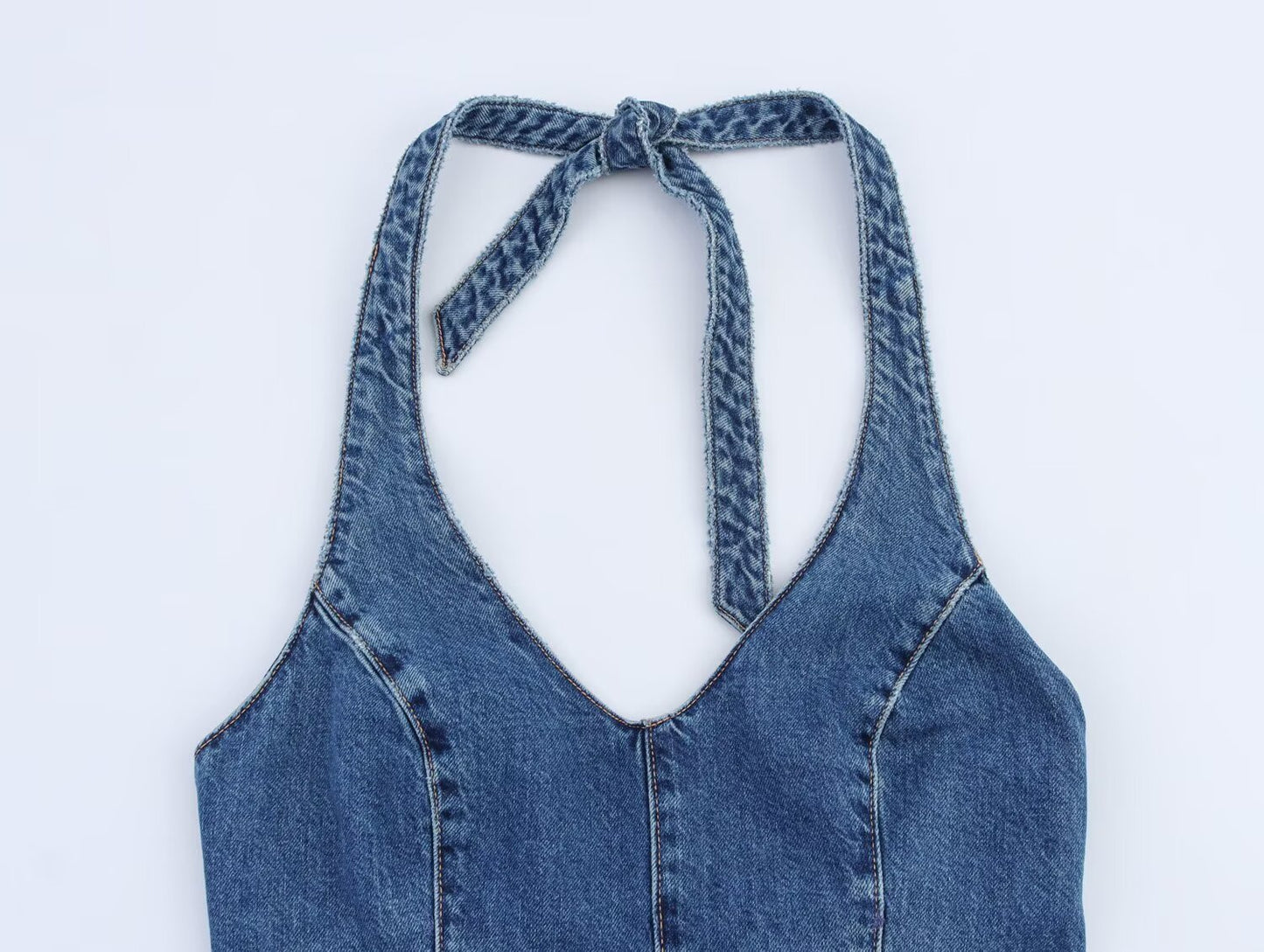 Denim jumpsuit til kvinder med V-udskæring, figursyet pasform og halterneck med åben ryg