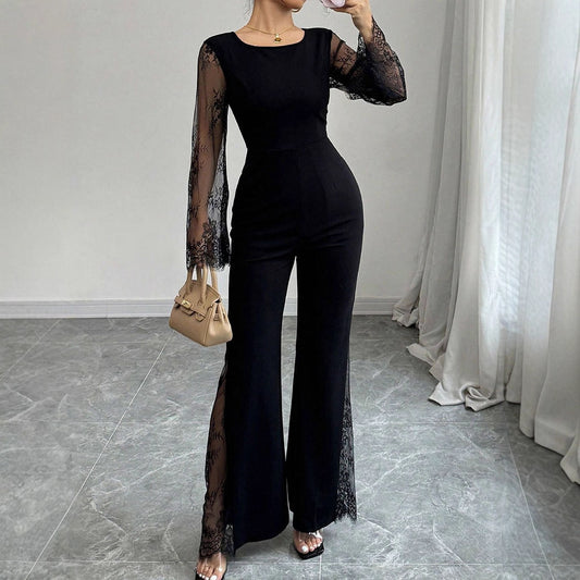 Langærmet jumpsuit med blondedetaljer, rund hals, kropsnær pasform, taljesnit og hofteløftende design