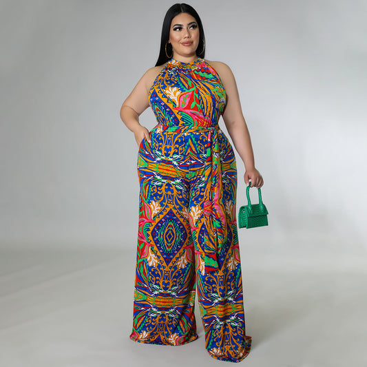 Afslappet halterneck-jumpsuit med print og bælte til kvinder i store størrelser