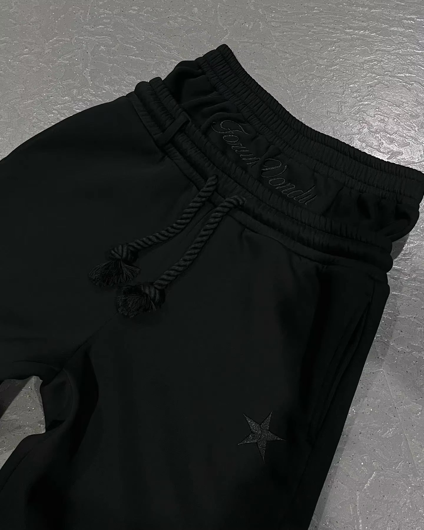 Trendy dobbelttalje femtakket stjernebroderi par enkle afslappede imiterede todelte joggingbukser med vide ben