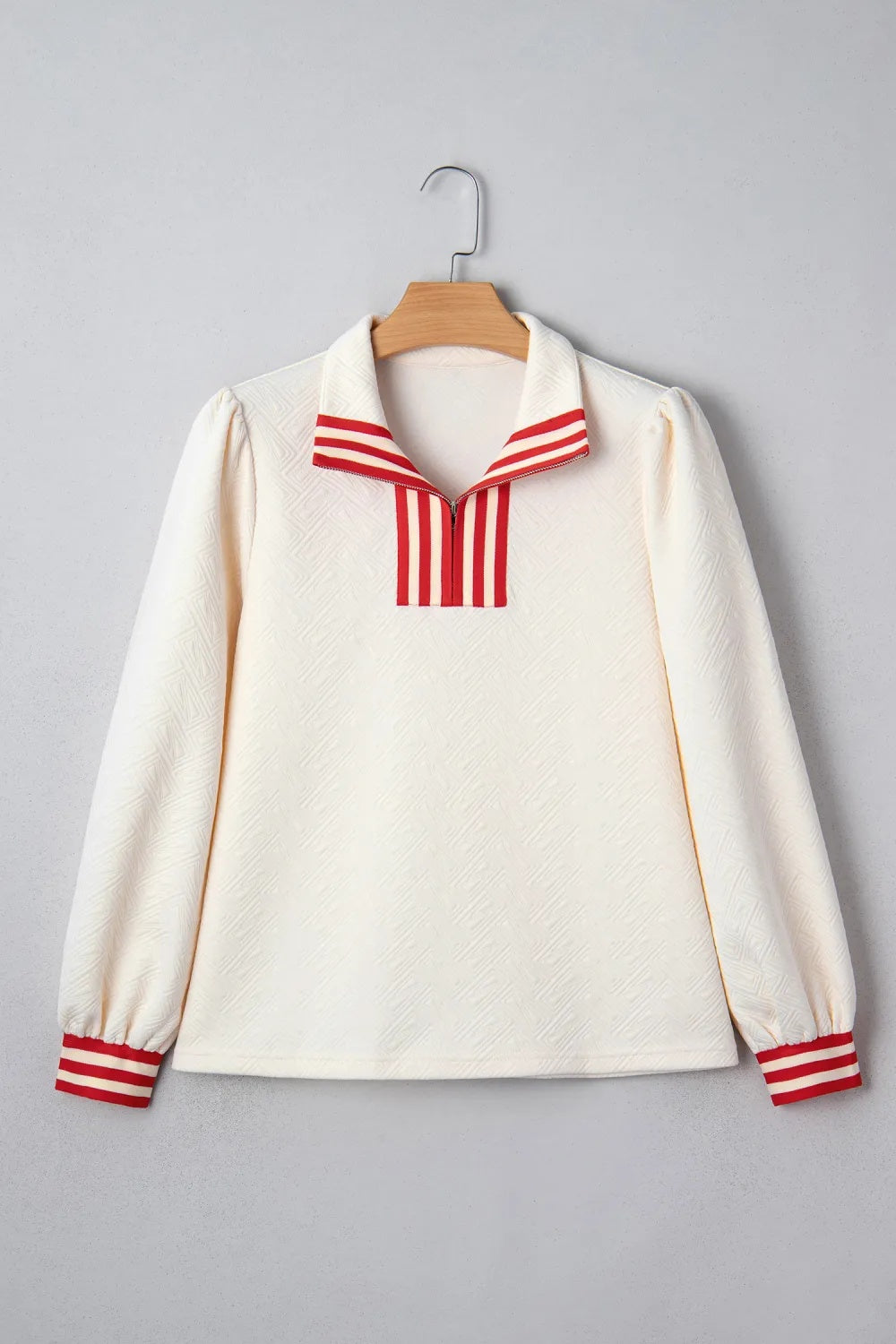 Hvid tekstureret strikket pullover med kontraststriber og dekorativ lynlåskrave