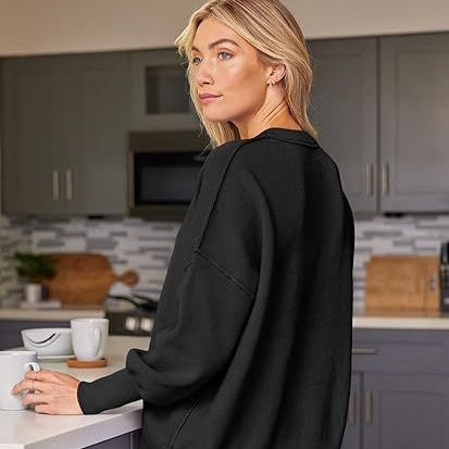 Strikket sweater med rund hals, løs pasform og slidser i siderne. Ensfarvet sweater med flagermusærmer til kvinder.