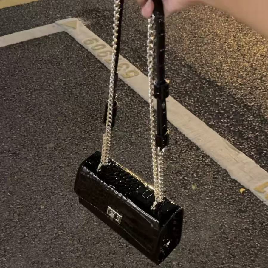 Popular Versatile Commuter Crossbody Bag With A Chain And A Small Square Design