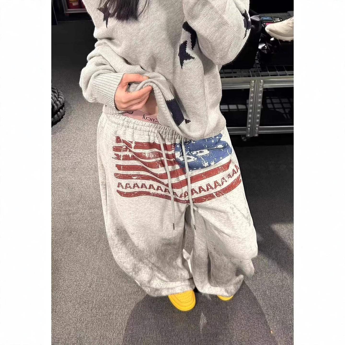 Ubesværet-stil denimjeans med slidt tie-dye og brede ben i joggingbuksestil