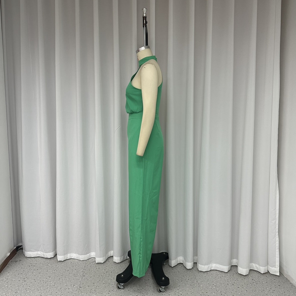 Afslappet ensfarvet jumpsuit med uregelmæssig udskæring