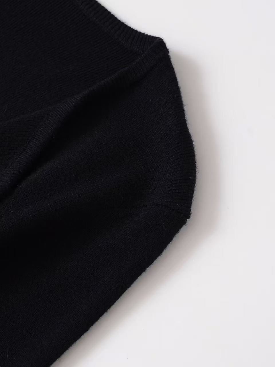Elegant bluse med blomstret blondekant, imiteret todelt design og lange ærmer med knapper