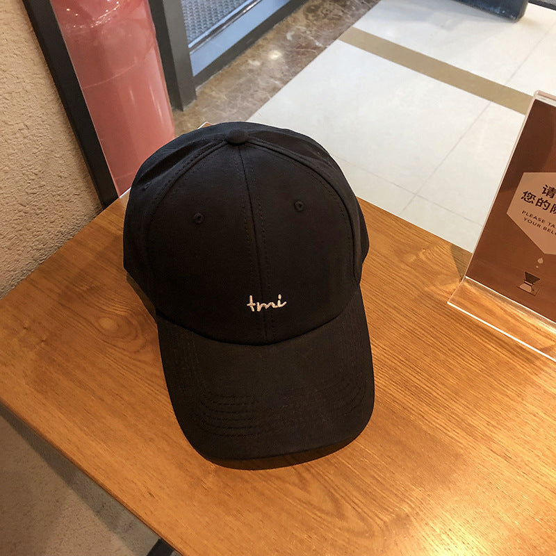 Moderigtig alsidig baseballkasket med broderede små bogstaver