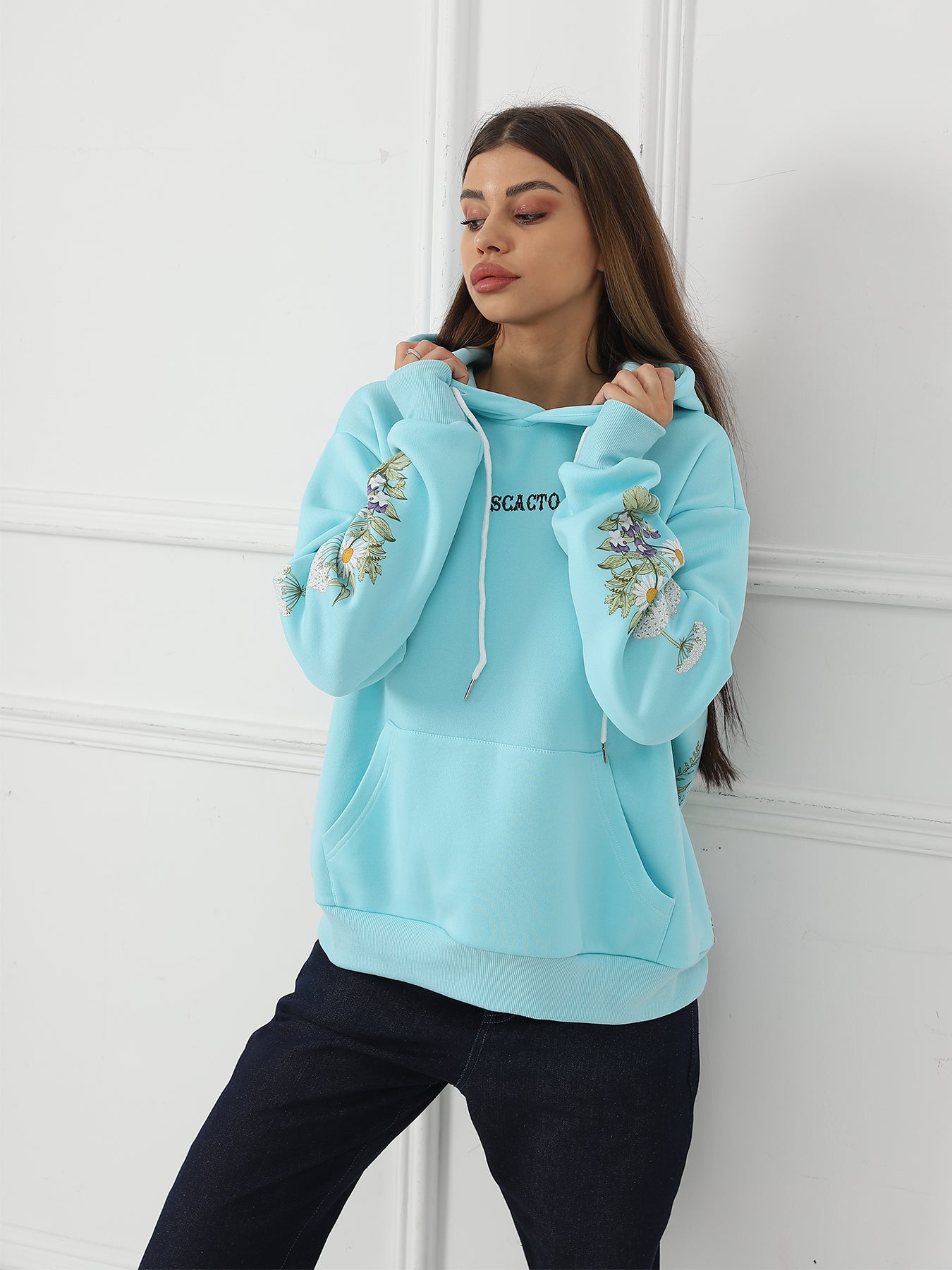 Ensfarvet sweatshirt med blomsterprint og lange ærmer til kvinder