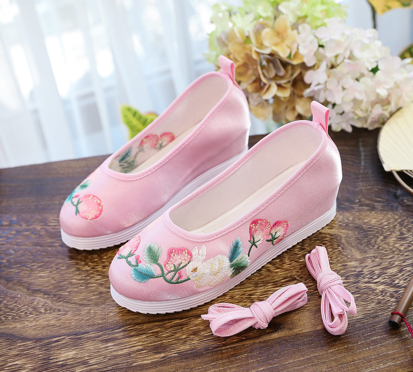Spring And Autumn Antique Student Embroidered Cotton Shoes