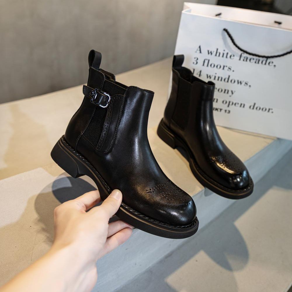 Carved Flat Bottom Fleece-lined British Style Ankle Boots