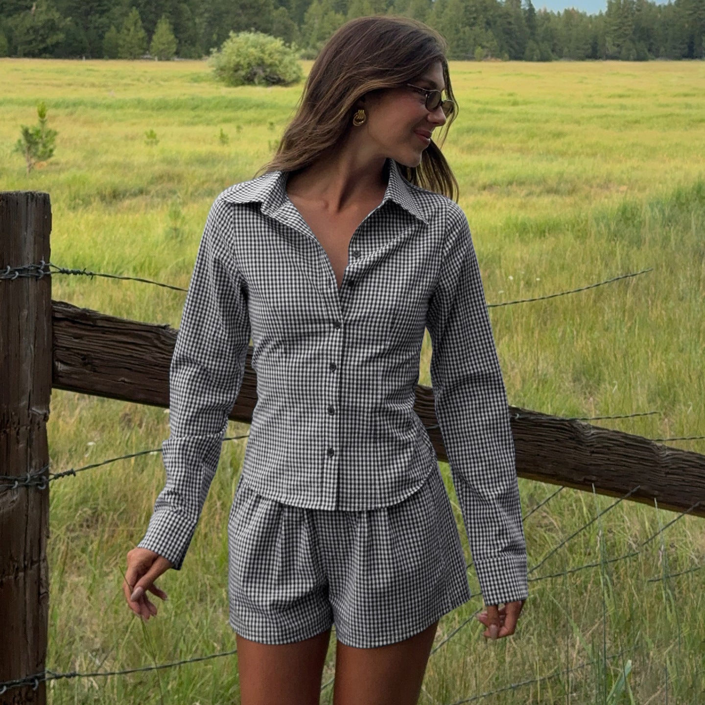 Sæt med skovmandsskjorte, cardigan og shorts med elastiktalje