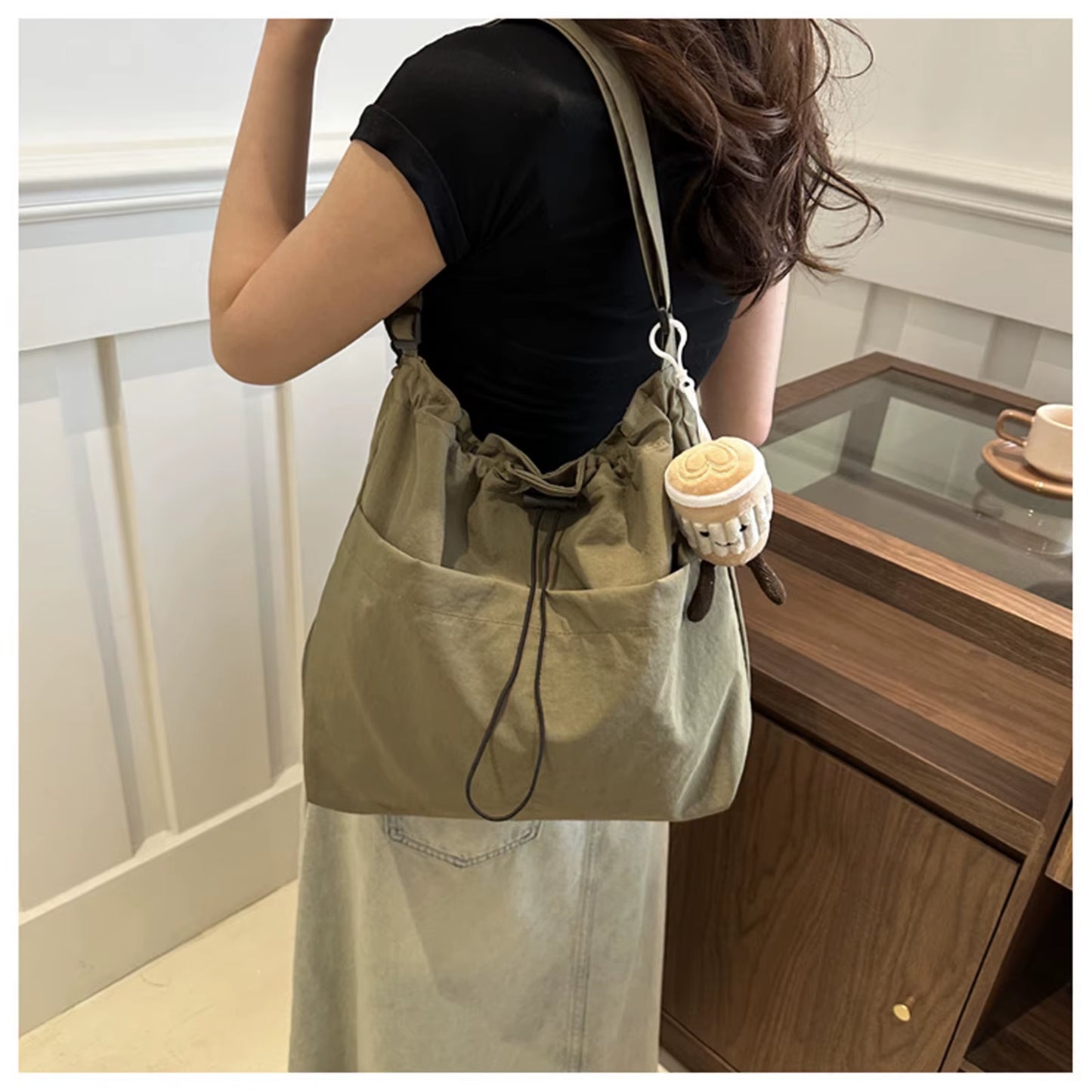 Women's Large Capacity Nylon Tote Bag - Stylish Drawstring Shoulder Bag for Travel and Casual Use